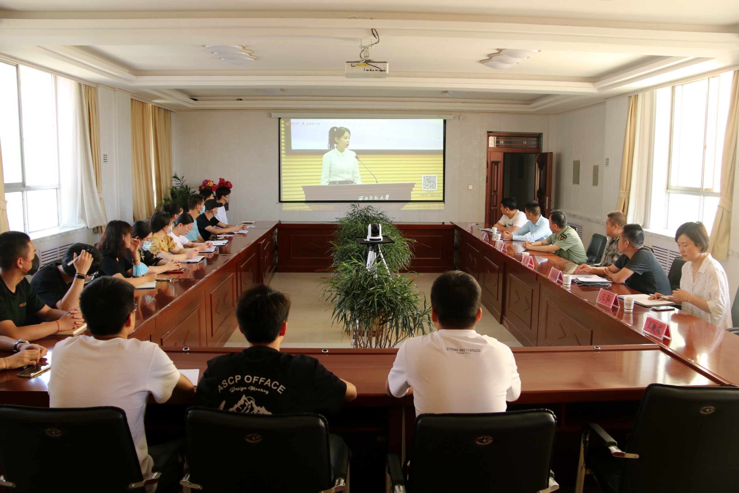 学院组织观看甘肃省大学毕业生士兵典型事迹报告视频会