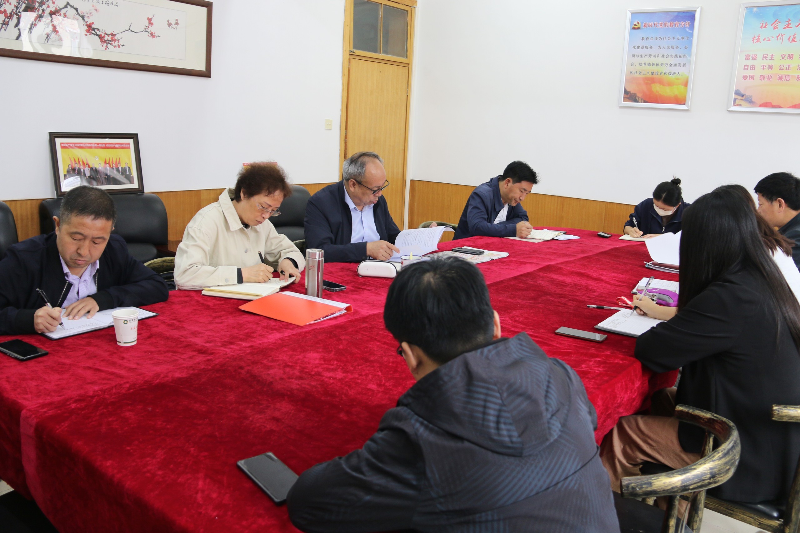 学院召开党委理论学习中心组（扩大）会议学习贯彻全国教育大会精神