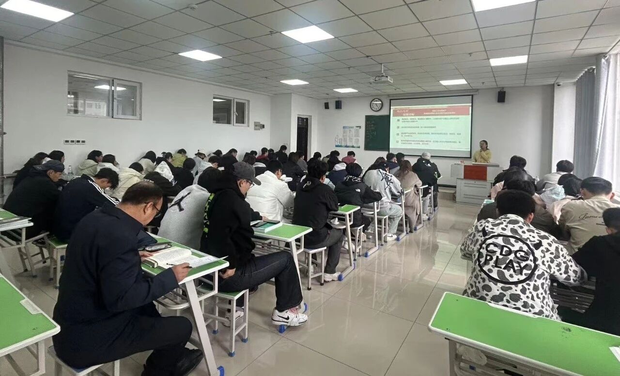 学院领导节后首日深入思政课堂 聚焦教学提质开展教研备课