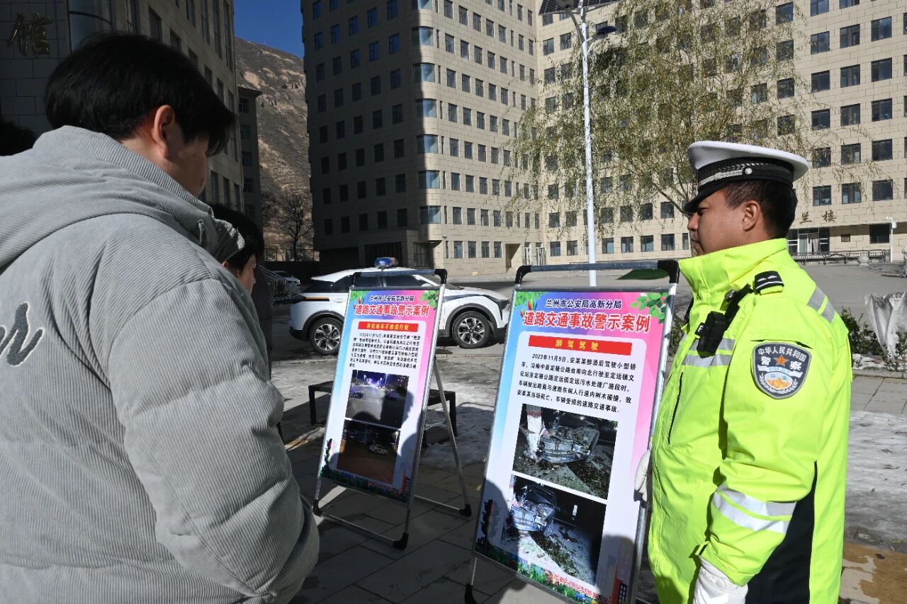 高新区交管大队与我院安全保卫处联合开展涉校交通安全教育活动